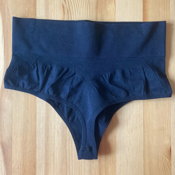 Skinnygirl Smoothers & Shapers Thong - Picture 5 of 9